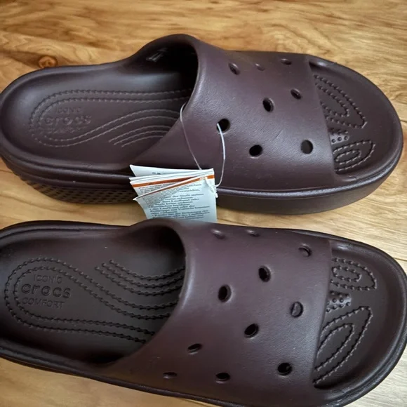 NWT brown crocs. Size 7 - Picture 2 of 5